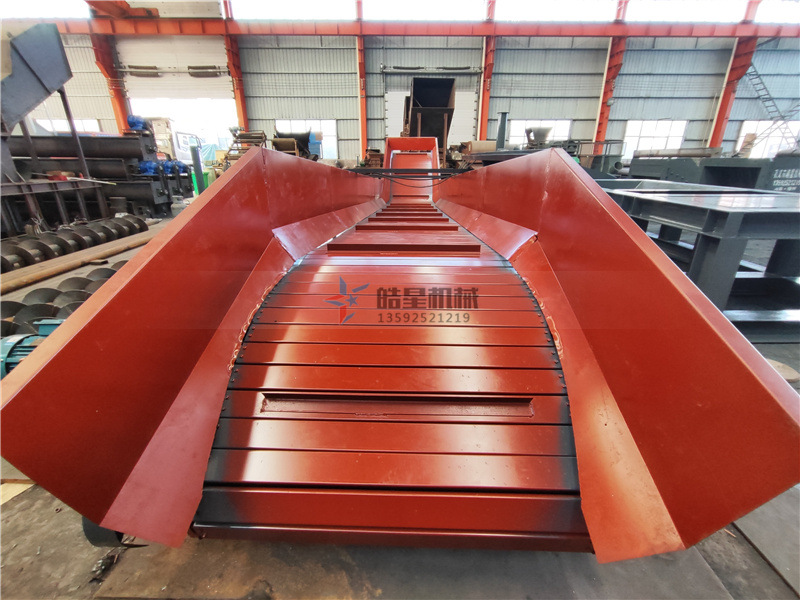 <a href='http://m.xlfefi.cn/psxl/1278.html' target='_blank'><span>斷橋鋁破碎</span></a>機(jī)配件鏈板輸送帶生產(chǎn)現(xiàn)場(chǎng)實(shí)拍